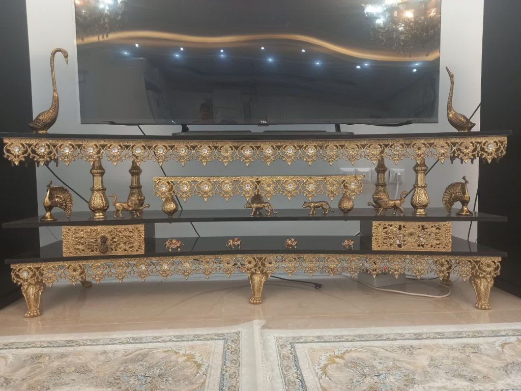 میز تلویزیون برنزی دو کشو گل آفتاب گردان صفحه مشکی طاقچه دار