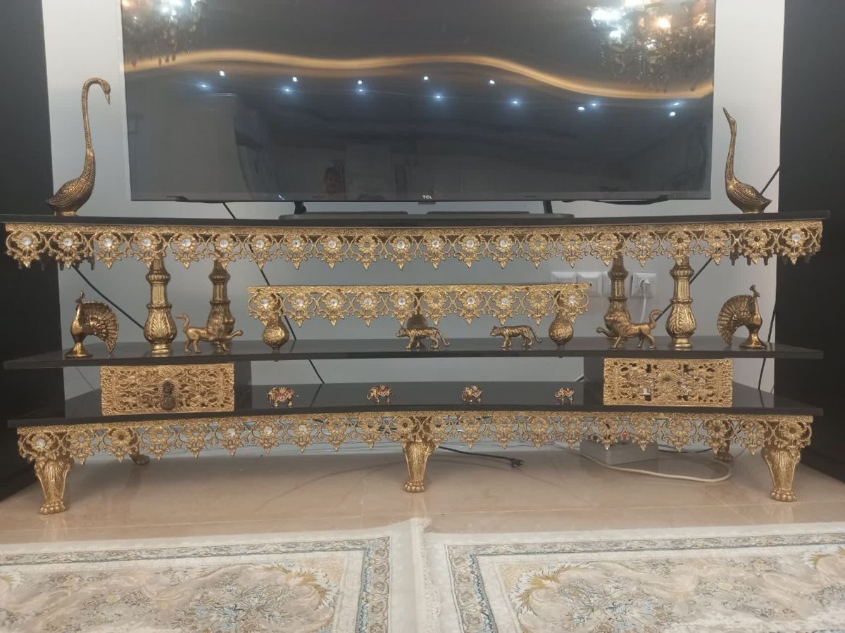 میز تلویزیون برنزی دو کشو گل آفتاب گردان صفحه مشکی طاقچه دار